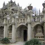 ...e nel francese �Palais Id�al�, innalzato dal postino Ferdinand Cheval con 100mila pietre che creano elementi antropomorfi e allegorici (foto di: Marine69)